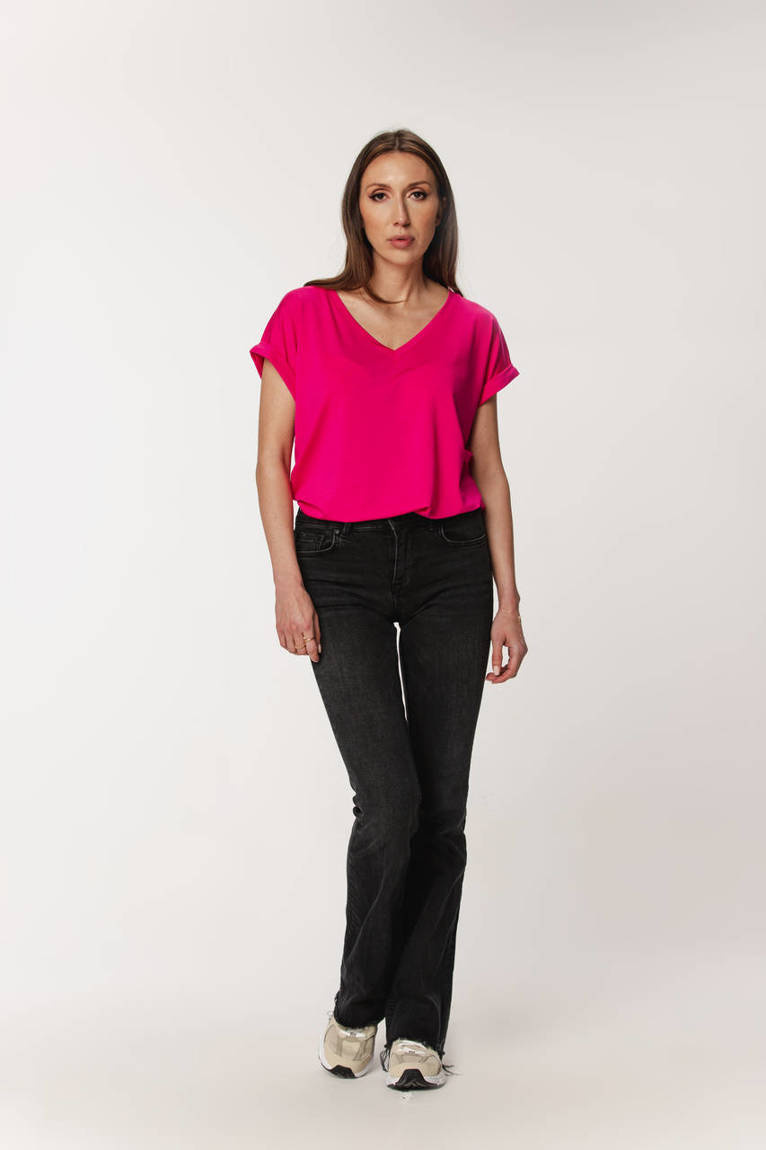 Black T-shirt Bunt