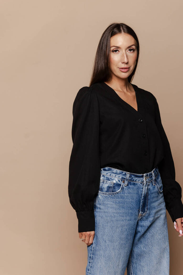 Black T-shirt Bunt