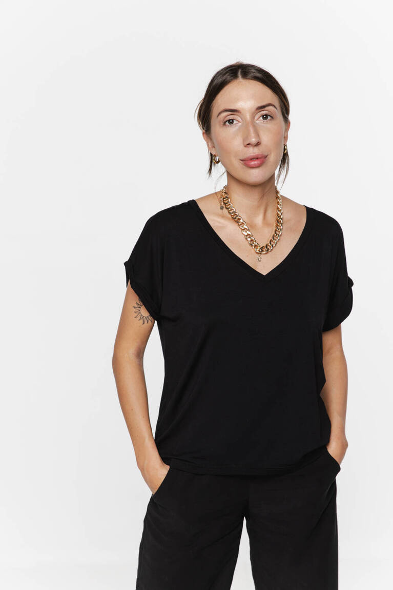 Black T-shirt Bunt