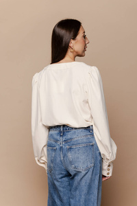 Black T-shirt Bunt